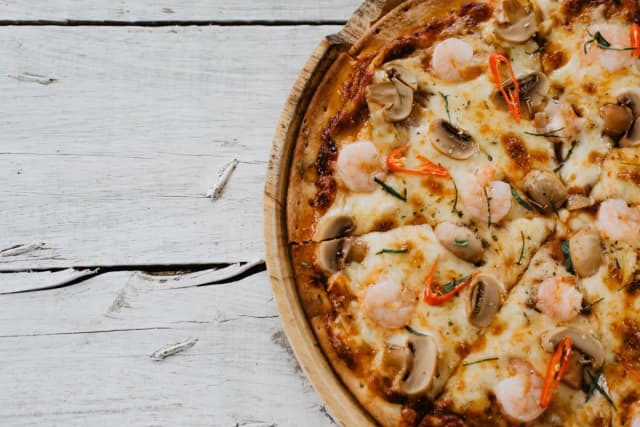 Jak zrobić cienkie ciasto na pizzę, aby uniknąć zakalca i cieszyć się smakiem Jak zrobić cienkie ciasto na pizzę, aby uniknąć zakalca i cieszyć się smakiem