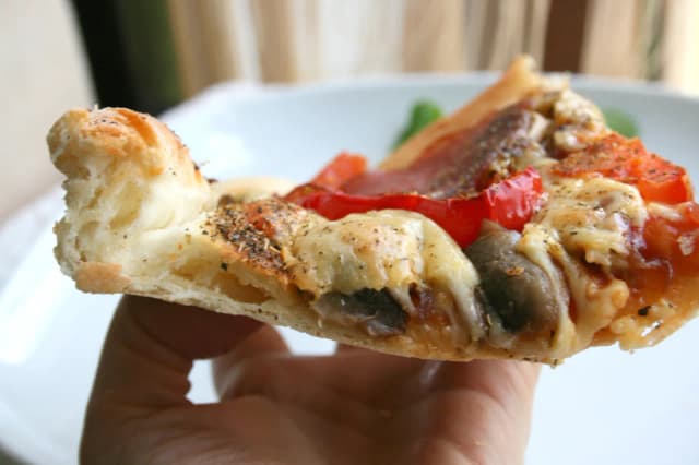 Czy można zrobić pizzę z niewyrośniętego ciasta? Sprawdź smaki i przepisy Czy można zrobić pizzę z niewyrośniętego ciasta? Sprawdź smaki i przepisy