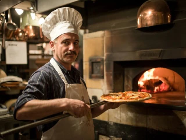Ile powinno się piec pizzę, by uniknąć surowego ciasta? Ile powinno się piec pizzę, by uniknąć surowego ciasta?