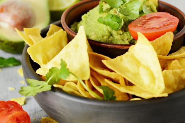 Jak jeść guacamole? Najlepsze sposoby i nieoczywiste połączenia Jak jeść guacamole? Najlepsze sposoby i nieoczywiste połączenia