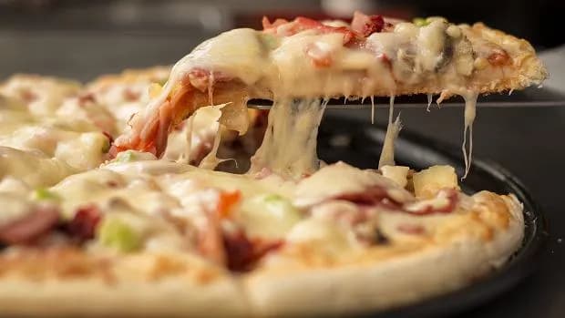 Jak zrobić, żeby ciasto na pizzę było miękkie i idealne w smaku Jak zrobić, żeby ciasto na pizzę było miękkie i idealne w smaku