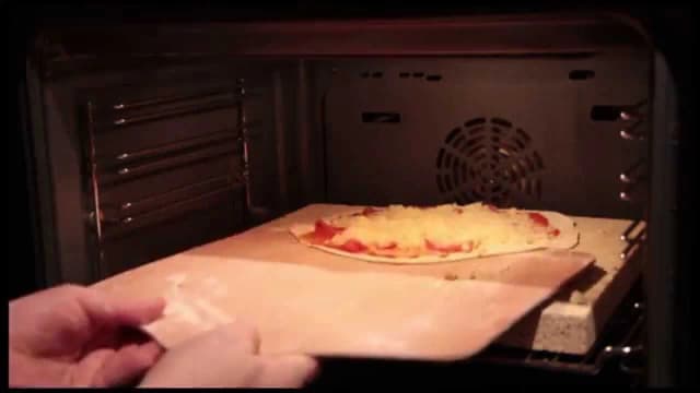 Jak przełożyć pizzę na kamień bez łopatki i uniknąć przyklejania Jak przełożyć pizzę na kamień bez łopatki i uniknąć przyklejania