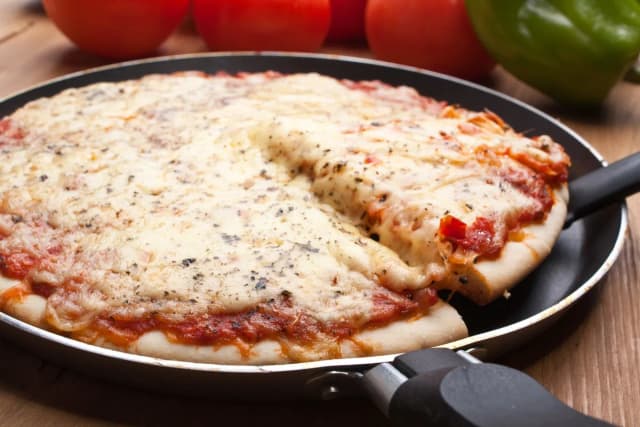 Jak zrobić pyszną pizzę na patelni w 15 minut bez piekarnika – prosty przepis Jak zrobić pyszną pizzę na patelni w 15 minut bez piekarnika – prosty przepis