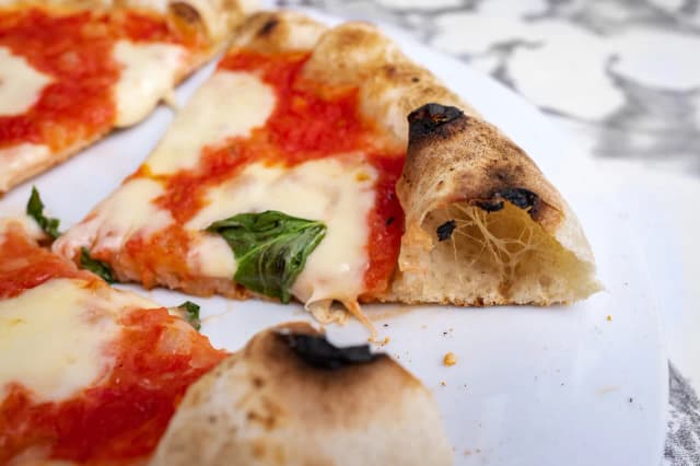 Jak zrobić dobre ciasto na pizzę, by uniknąć twardego spodu? Jak zrobić dobre ciasto na pizzę, by uniknąć twardego spodu?