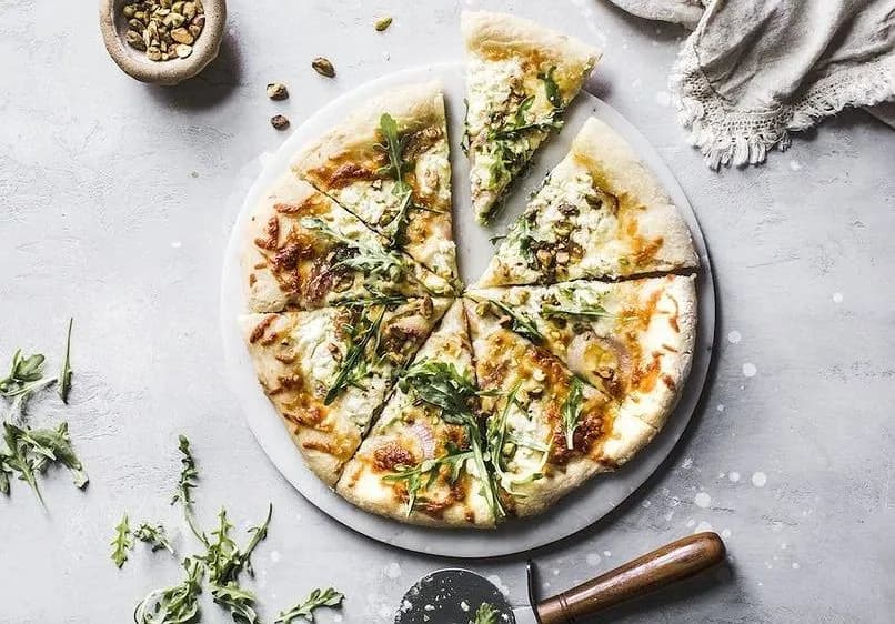 Ile waży pizza 40 cm? Odkryj, co wpływa na jej wagę Ile waży pizza 40 cm? Odkryj, co wpływa na jej wagę
