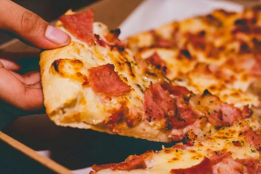 Czy pizza to fast food? Odkryj różnice i zdrowe opcje pizzy Czy pizza to fast food? Odkryj różnice i zdrowe opcje pizzy