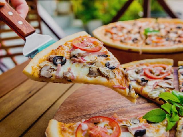 Pizza 40 cm na ile osób? Sprawdź, jak zaplanować idealne porcje dla każdej okazji Pizza 40 cm na ile osób? Sprawdź, jak zaplanować idealne porcje dla każdej okazji