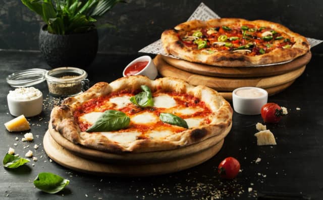 W jakiej temperaturze piec pizzę w piekarniku elektrycznym, by nie spalić? W jakiej temperaturze piec pizzę w piekarniku elektrycznym, by nie spalić?