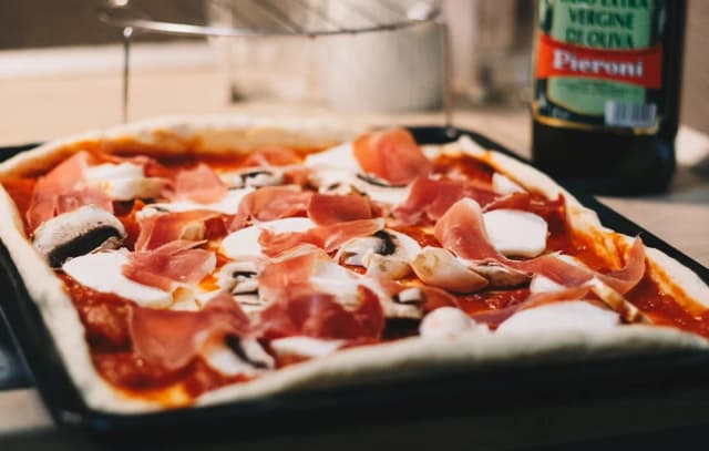 Jak zrobić pizzę domową - idealne ciasto i składniki, które zaskoczą Jak zrobić pizzę domową - idealne ciasto i składniki, które zaskoczą