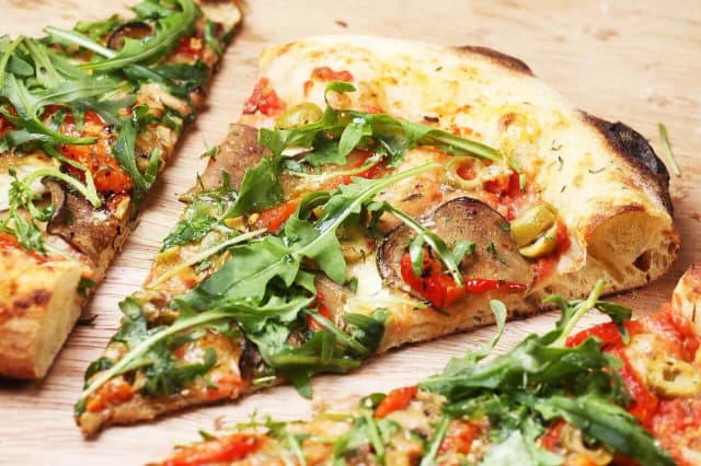 Jak podgrzać pizzę, by była chrupiąca i smaczna? Skuteczne metody bez wysuszenia Jak podgrzać pizzę, by była chrupiąca i smaczna? Skuteczne metody bez wysuszenia