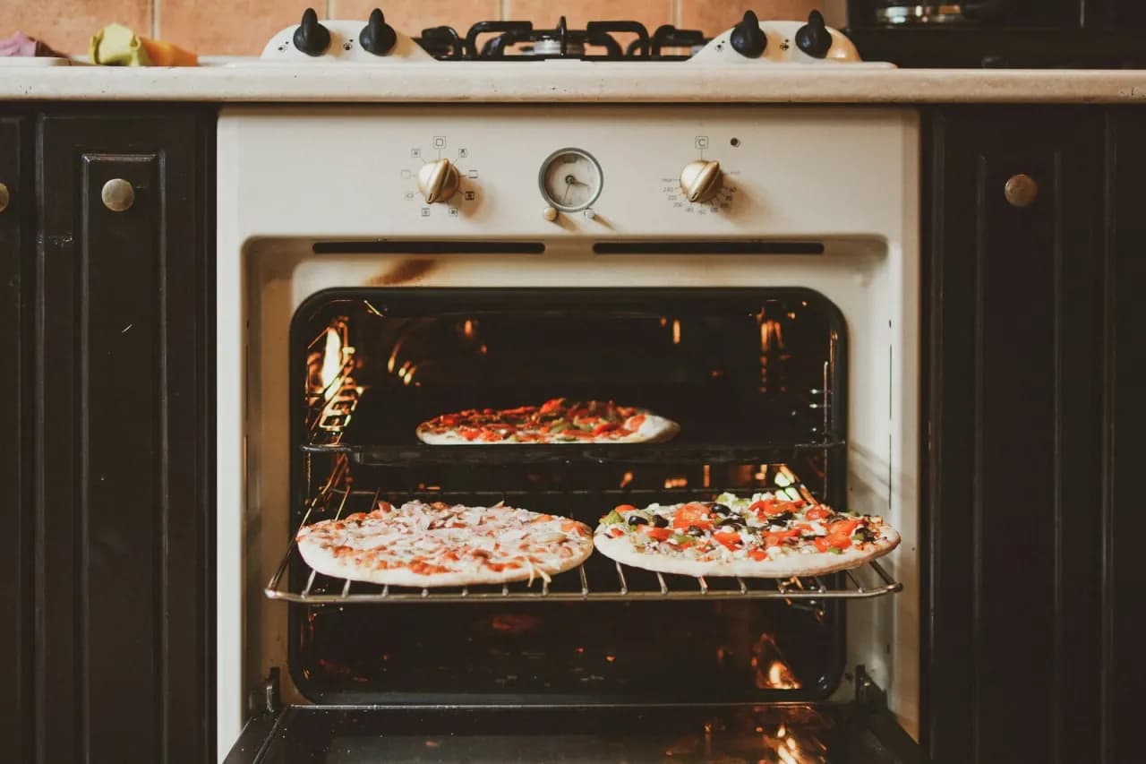 Jak ustawić piekarnik na pizzę, by uniknąć surowego ciasta i uzyskać idealną chrupkość Jak ustawić piekarnik na pizzę, by uniknąć surowego ciasta i uzyskać idealną chrupkość