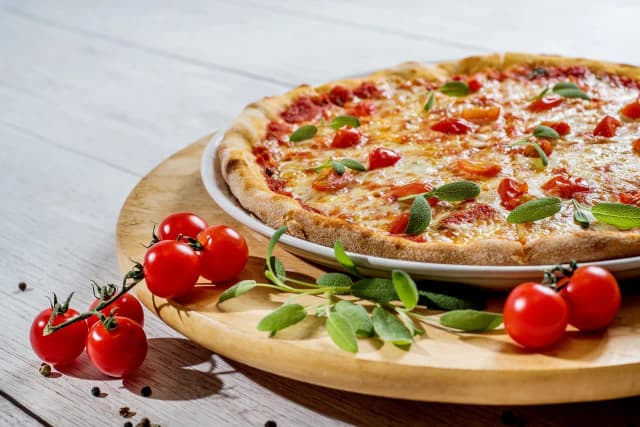 Ile kosztuje mała pizza? Ceny w Pizzeriach, które zaskakują Ile kosztuje mała pizza? Ceny w Pizzeriach, które zaskakują