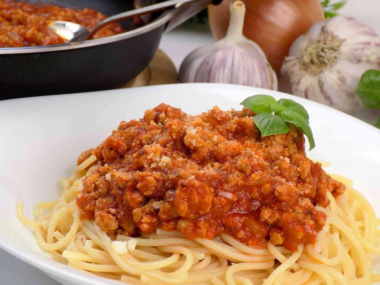 Jak zrobić spaghetti z mięsem mielonym i sosem w prosty sposób Jak zrobić spaghetti z mięsem mielonym i sosem w prosty sposób