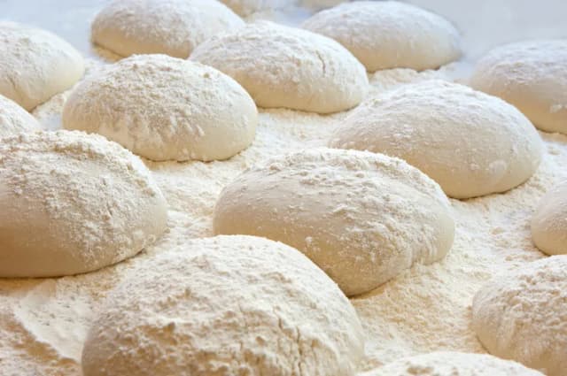 Jak przechować ciasto na pizzę, aby uniknąć wysychania i zmiany smaku Jak przechować ciasto na pizzę, aby uniknąć wysychania i zmiany smaku